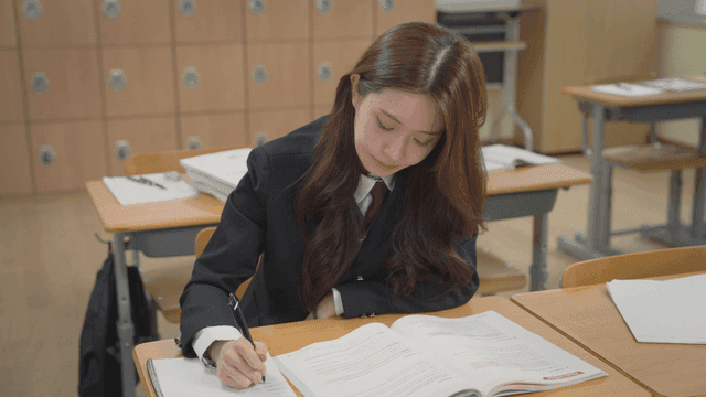 교실에서 어려워하며 공부하는 학생