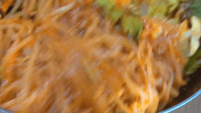 야채와 쫄면을 섞는 장면