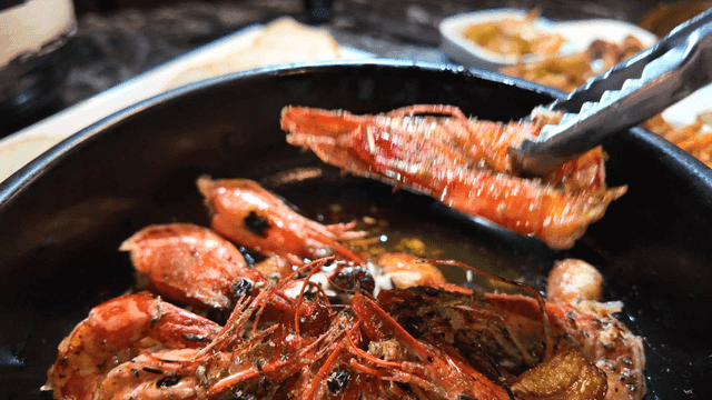 Shrimp gambas with herbs and spices
