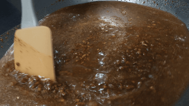 Spatula for mixing dark-colored seasoning