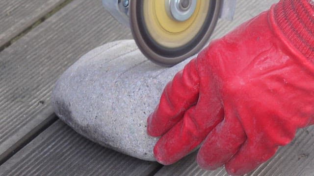 원형 톱으로 선을 새긴 돌