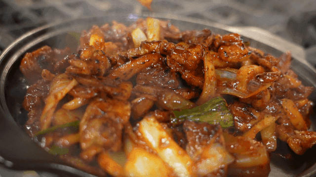 Spicy stir-fried pork served on hot plate