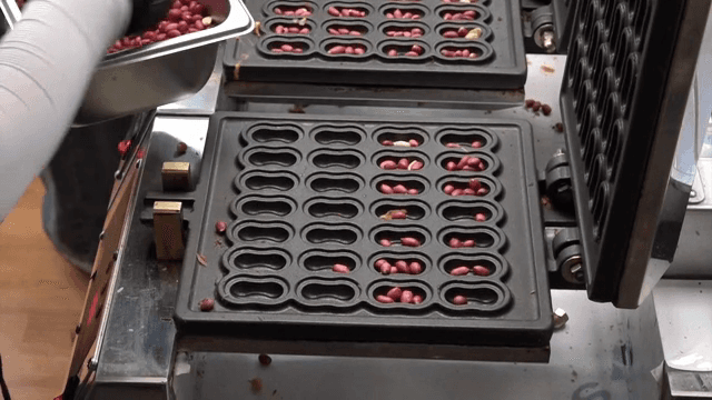 틀에 땅콩을 넣는 장면