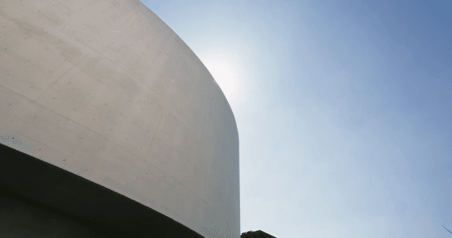 햇빛이 비치는 현대적인 건물의 콘크리트 외벽