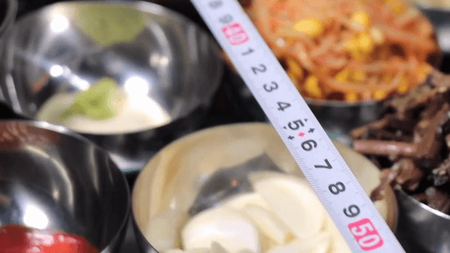 줄자로 한식 한상 길이 재기