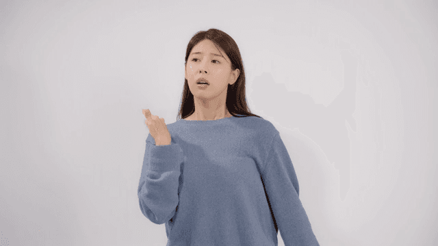 손으로 부채질하며 더워하는 여성