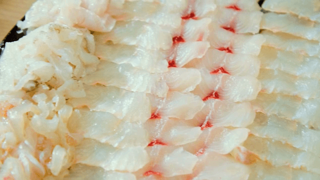 접시에 담긴 신선한 생선회