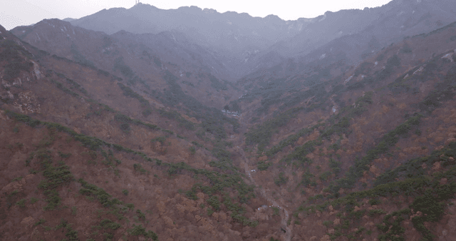 넓은 골짜기가 있는 산맥