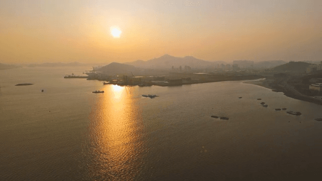 배들이 있는 바다의 일몰 풍경