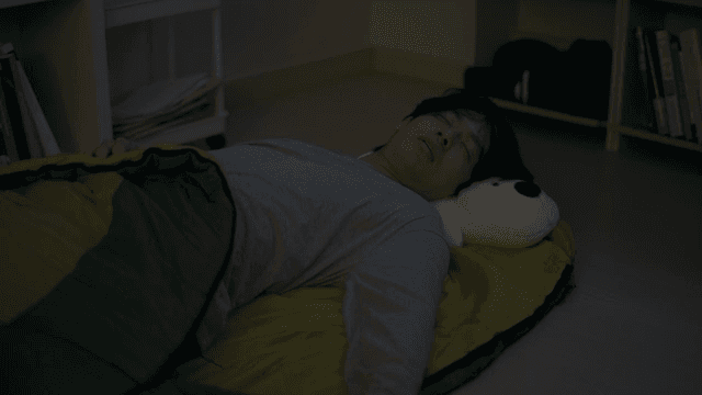바닥 침낭에 누워 자다가 깬 남성
