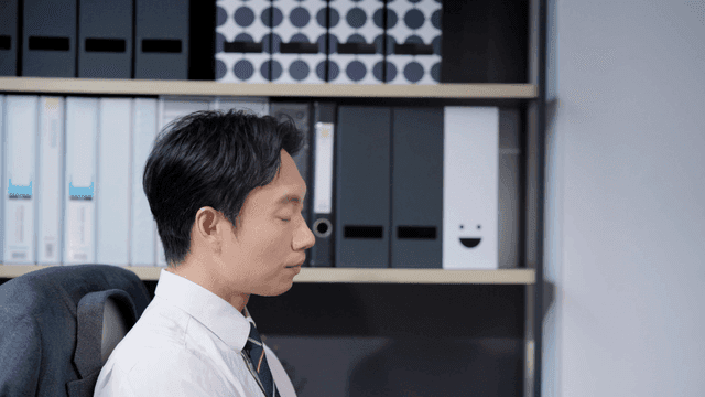 책상에서 깊은 생각에 잠긴 직장인