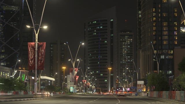 번화한 도시의 밤 거리