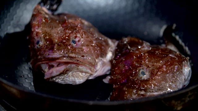 냄비에 넣는 손질한 삼세기