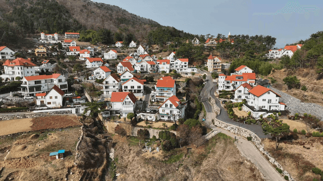 빨간 지붕의 집들이 있는 아름다운 마을