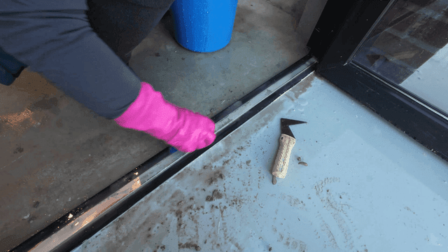 Cleaning door frame