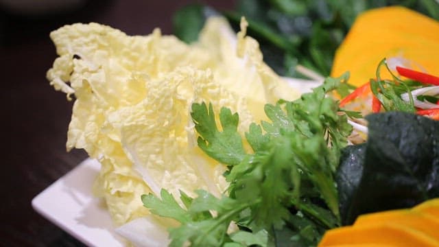 접시에 담긴 신선한 채소와 버섯