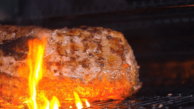 바비큐에서 불꽃과 함께 고기 굽기