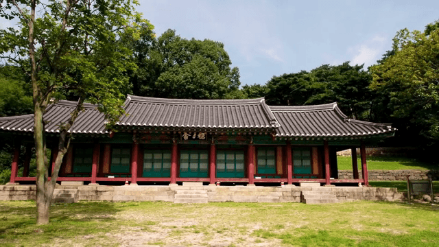 나무로 둘러싸인 전통 한국 건물