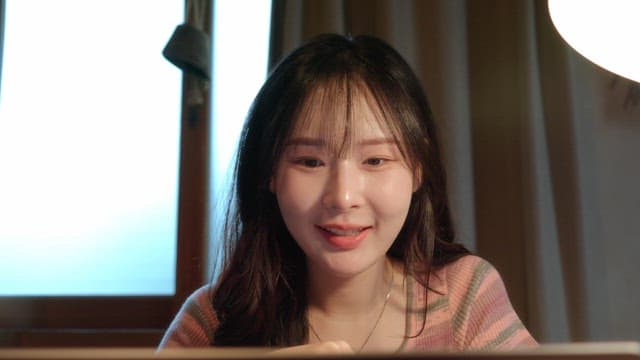 영상통화를 하는 여성