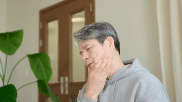 턱관절이 아픈 노인