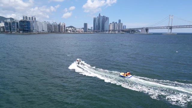 화창한 날 해안 도시 근처 바다에서 즐기는 수상 레저