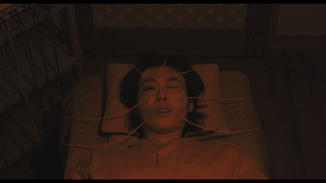 얼굴에 한의학 저주파 치료를 받는 여성