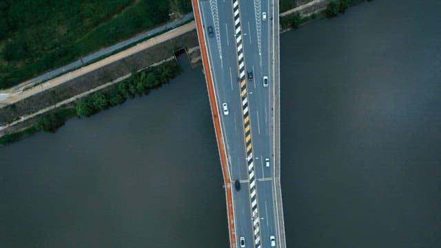 여러 대의 차들이 지나가는 고속도로와 고가도로