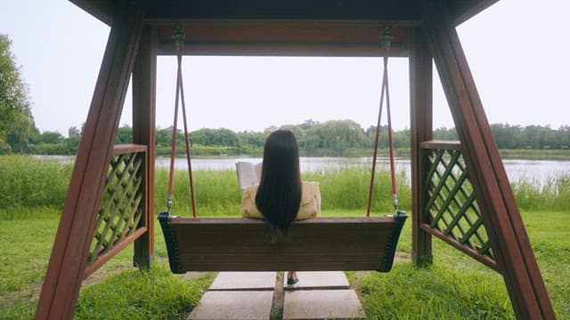 공원에서 평화로운 독서를 즐기는 여성