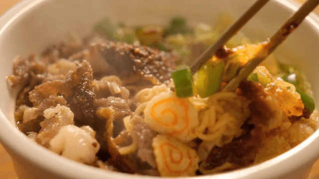 소고기와 채소가 들어간 라면 한 그릇