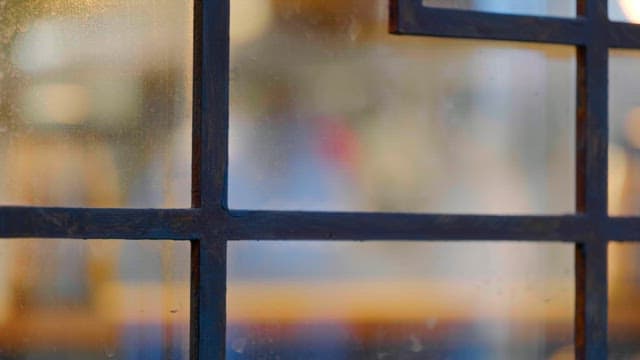 창문을 통해 본 주방