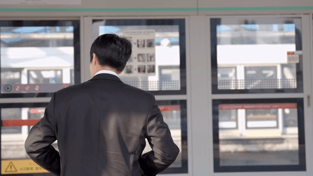 지하철을 기다리는 직장인 남성의 뒷모습