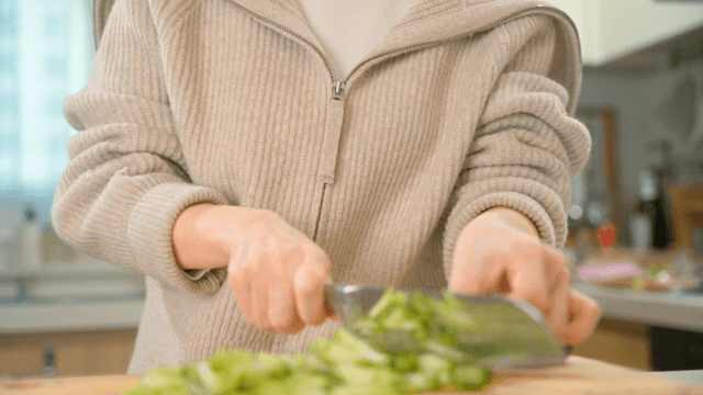 주방에서 채소를 준비하는 여성