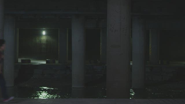 밤에 다리 밑에서 대화를 나누는 두 사람