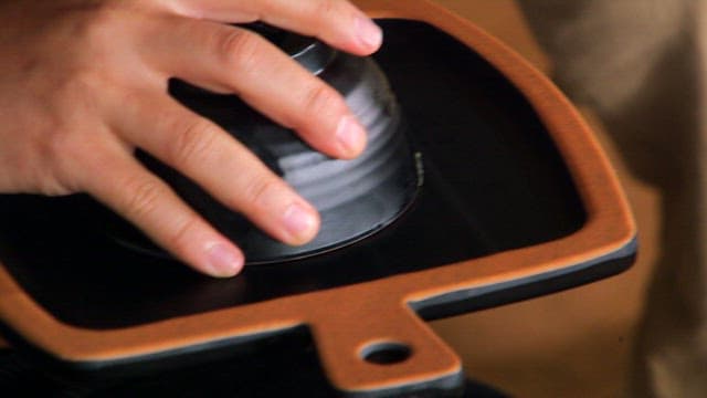 접시에 볶음밥을 모양내는 손