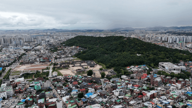 녹색 언덕이 있는 광활한 도시