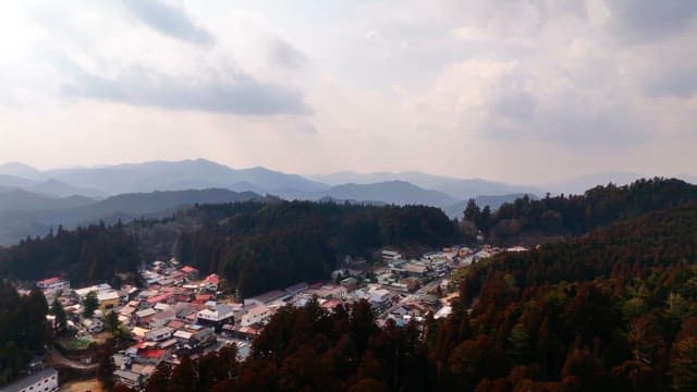 산속에 자리 잡은 작은 마을