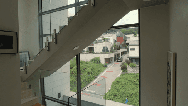 주택가 전망이 보이는 주택 계단