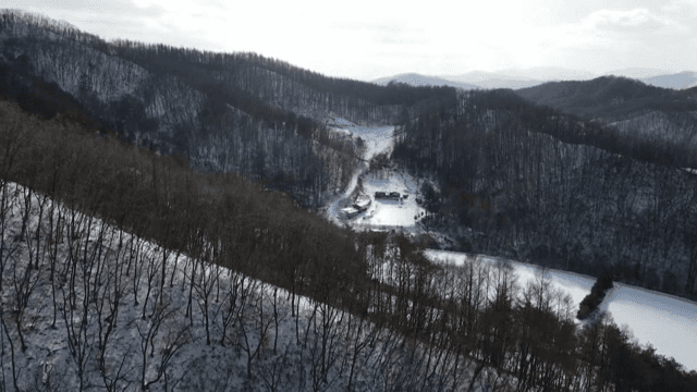 눈 덮인 산의 풍경