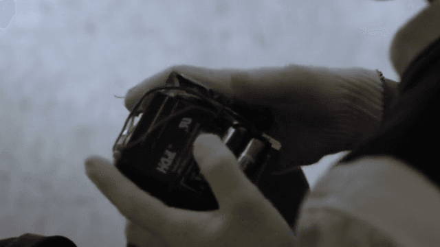 장치에 절연 테이프를 붙이는 사람