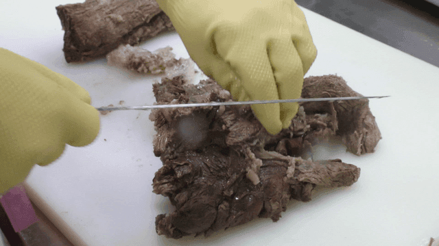 흰 도마 위에서 자르는 삶은 소고기