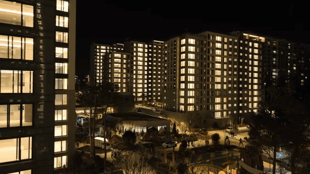 불이 켜진 아파트의 야경