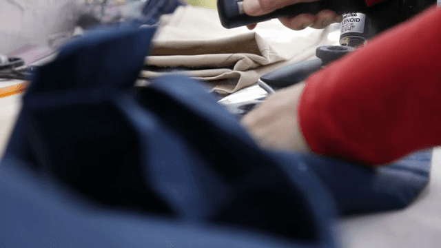 테이블 위에서 데님 청바지 다림질