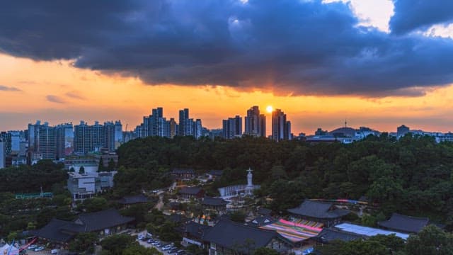 구름으로 뒤덮히는 사찰 단지의 야경