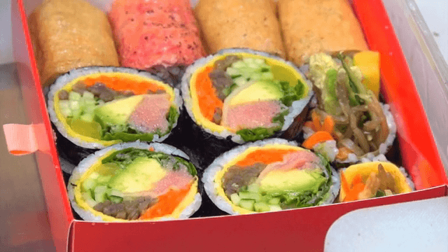 도시락에 김밥이 준비되는 모습