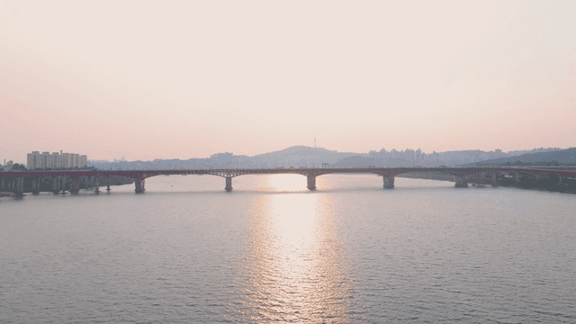 초저녁의 평온한 한강