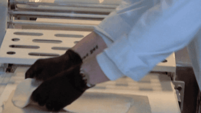 작업대에서 반죽을 겹겹이 쌓는 제빵사