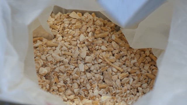 말린 한약재가 가득 든 자루