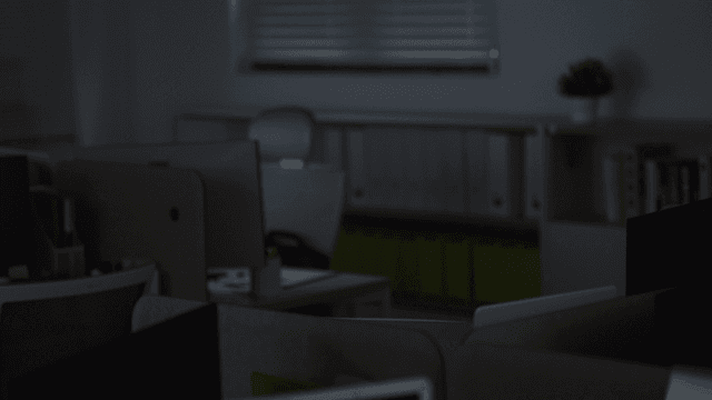 컴퓨터와 파일이 있는 빈 사무실