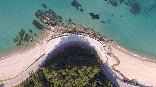 맑은 바다와 해안 도로