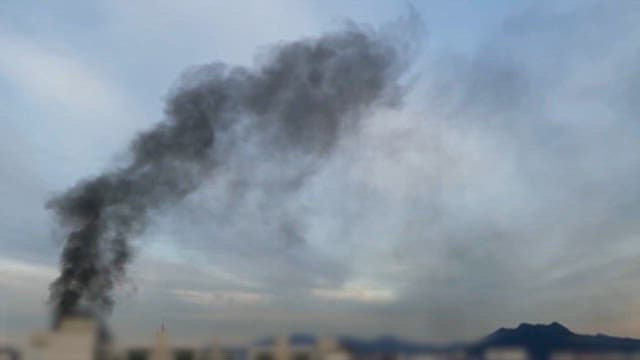 화재현장에서 피어나는 검은 연기